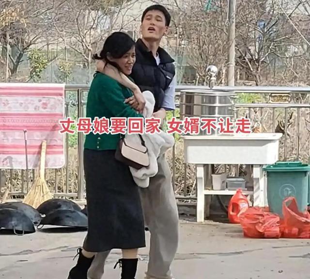 FB体育官方入口-女婿当众搂腰挽留丈母娘，10天后评论区还在吵：这算亲？还是越界